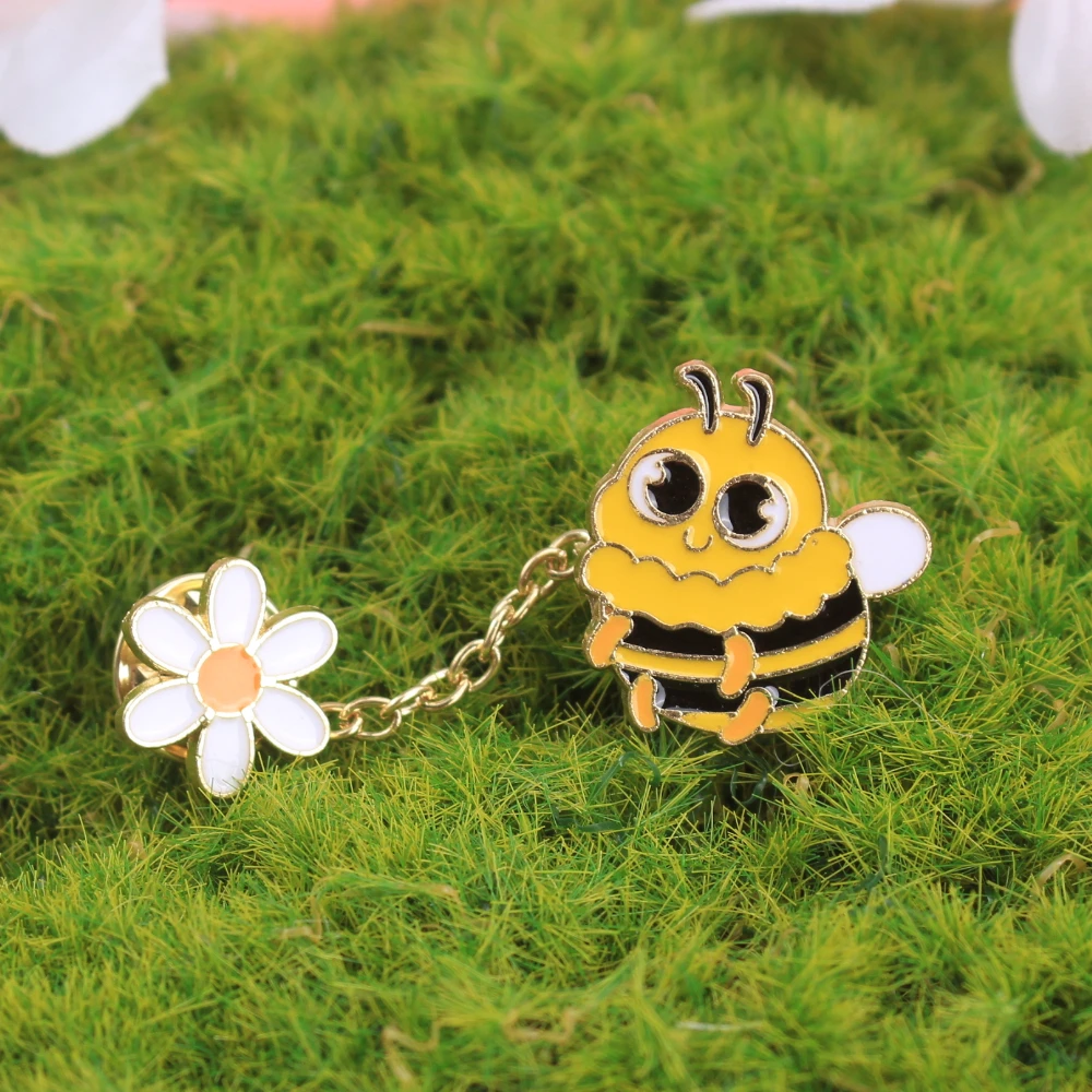 Brosche „Biene und Gänseblümchen“ mit Kette | Gelb/schwarzes Kontrastdesign | Frühlings- und Sommerschmuck für Blusen-Brosche
