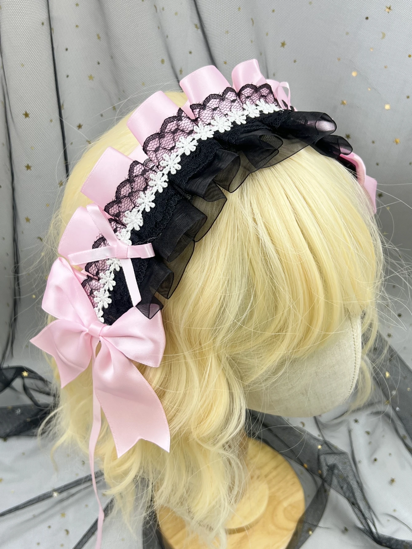 Gothic Lolita Süßes Stirnband in Kontrastfarbe mit Rüschen, Spitze, Schleife und Haarspangen, Anime Maid Kopfschmuck – Detail 13