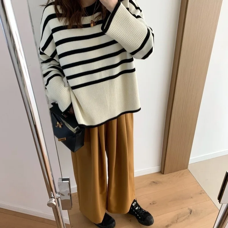 

New striped knit shirt with a design feel and a slouchy pullover for women