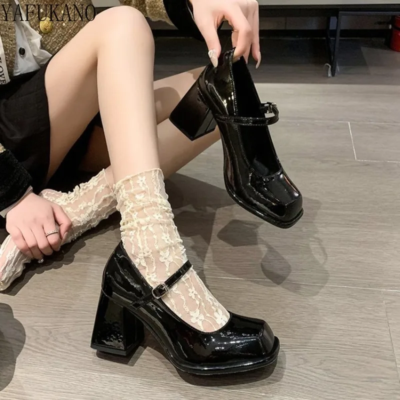 

Туфли в стиле ретро с ремешком и пряжкой, лакированная кожа, маленькая платформа, квадратный каблук, высокий каблук, черные, 2024