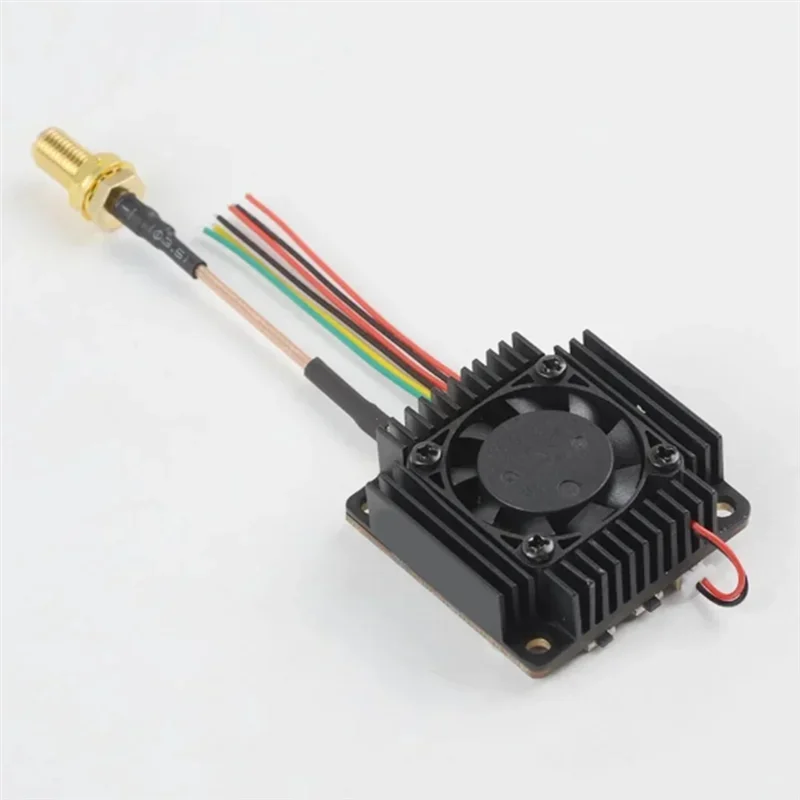 Vue rapprochée du boîtier du transmetteur AKK TX3000AC 5.8G 3W VTX avec dissipateur thermique