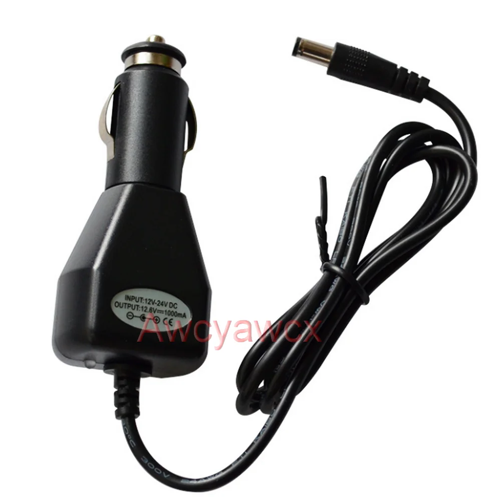 Lot de cinq chargeurs multiport 4.2V-21V 1A disposés sur une surface, adaptateurs universels pour batteries.