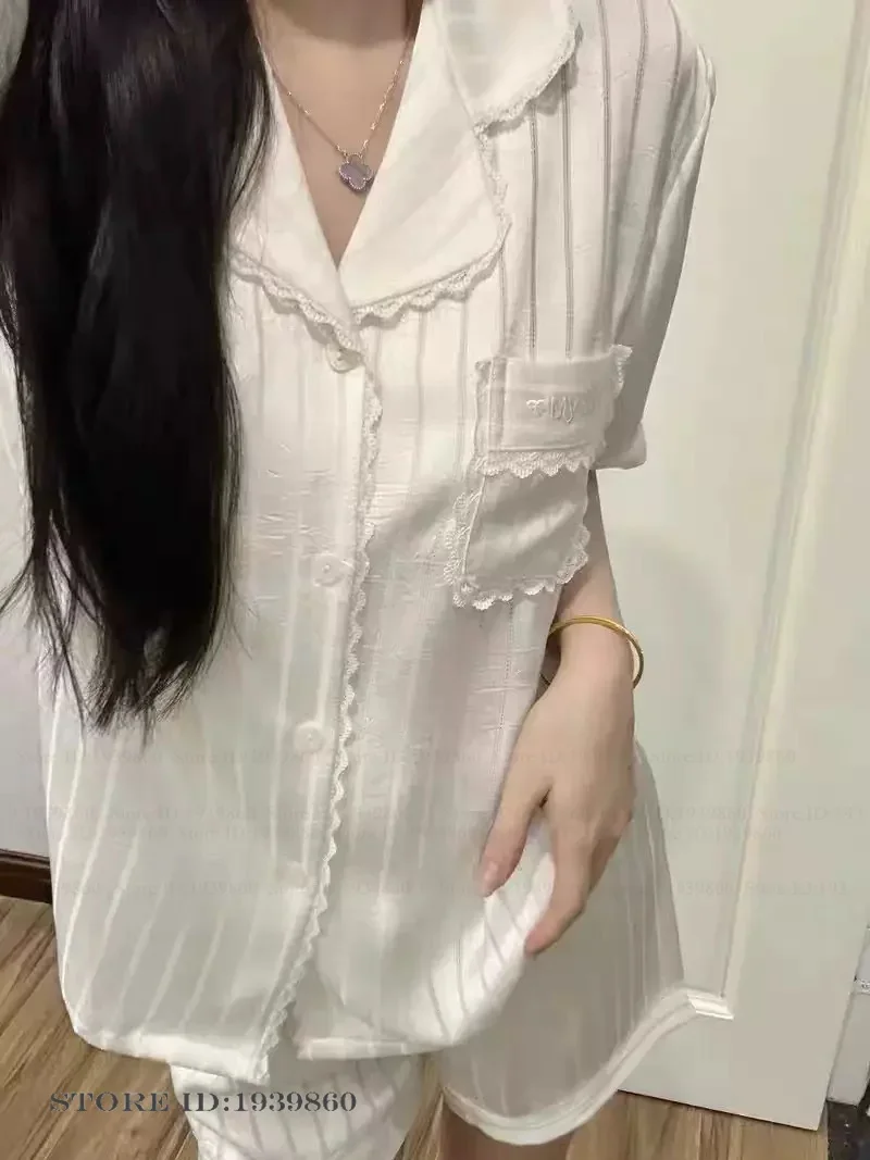 بيجامة حرير دانتيل وردي أنيقة