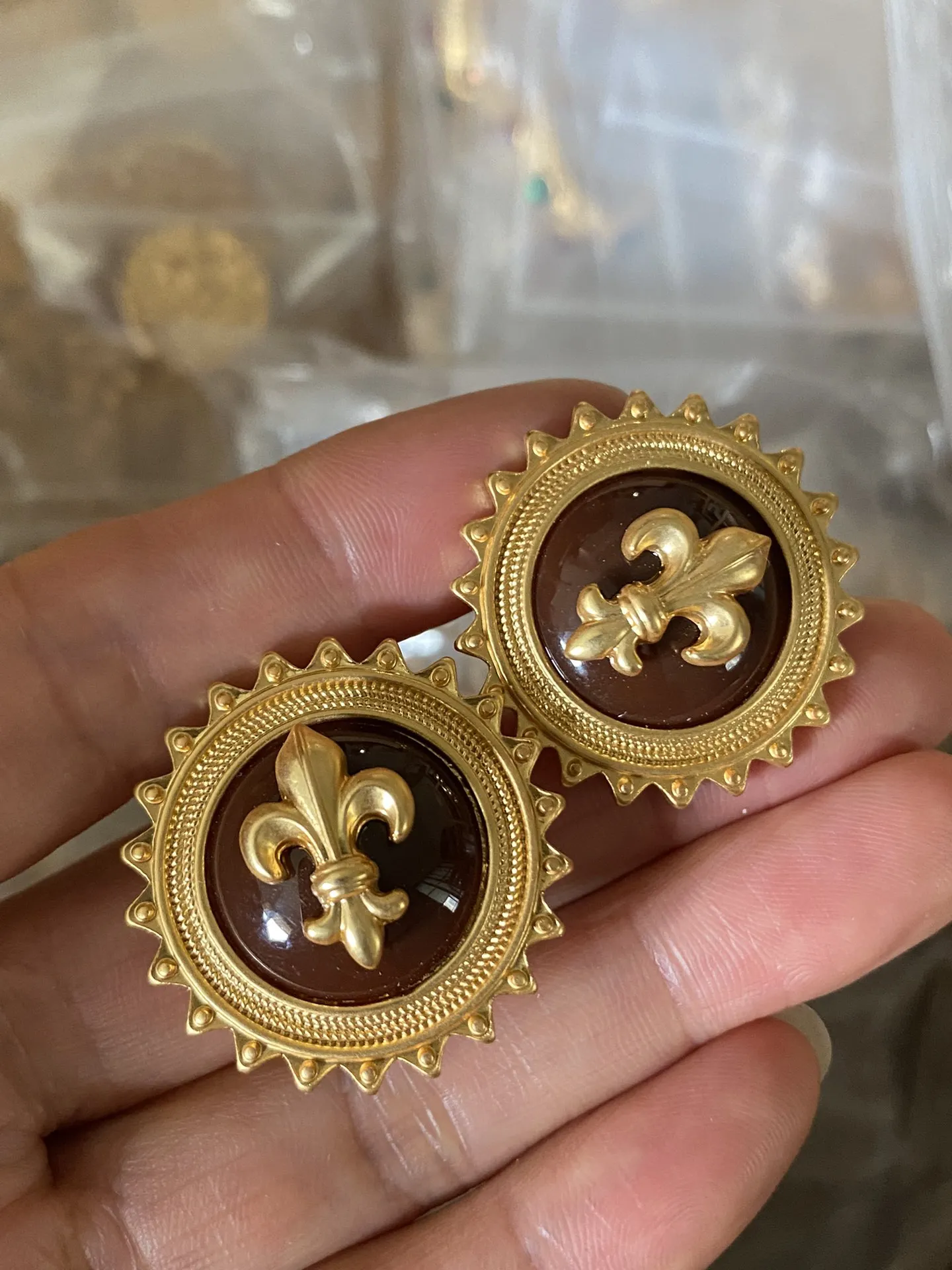 

Exquisite round shield retro earrings new ear clips