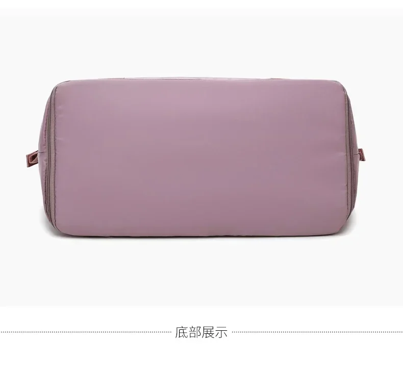 Duvara yaslanmış seyahat çantası