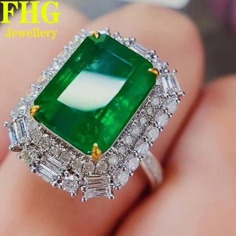 

Кольцо из 18-каратного золота с изумрудом 6 карат и муассанитом