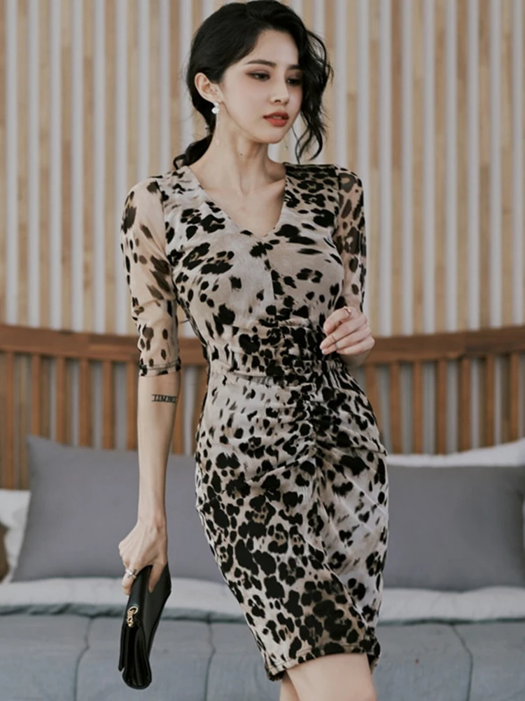

Женское платье с леопардовым принтом и V-образным вырезом