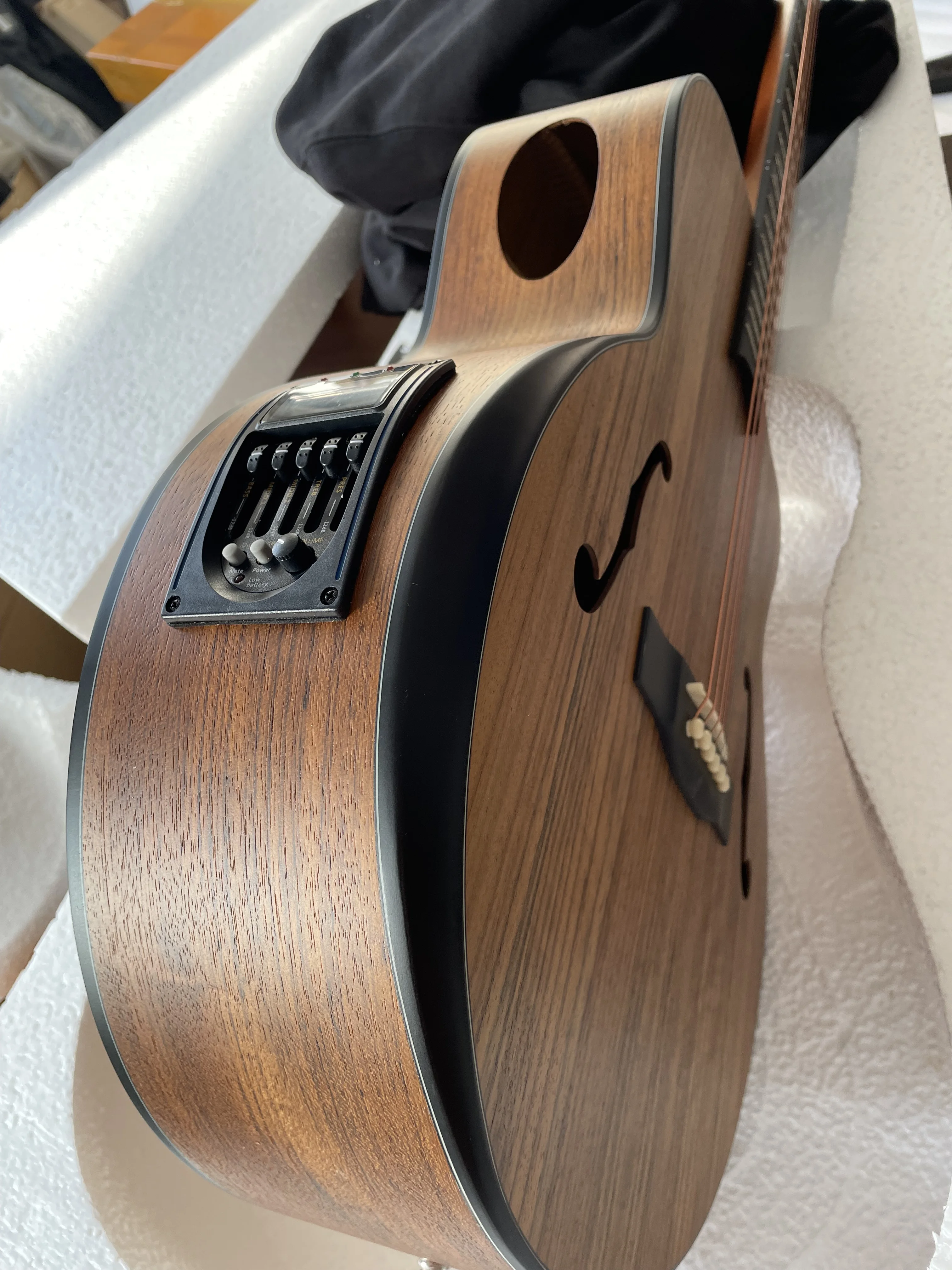 ピックアップ付きエレクトリックセミアコースティックギター、Fホール