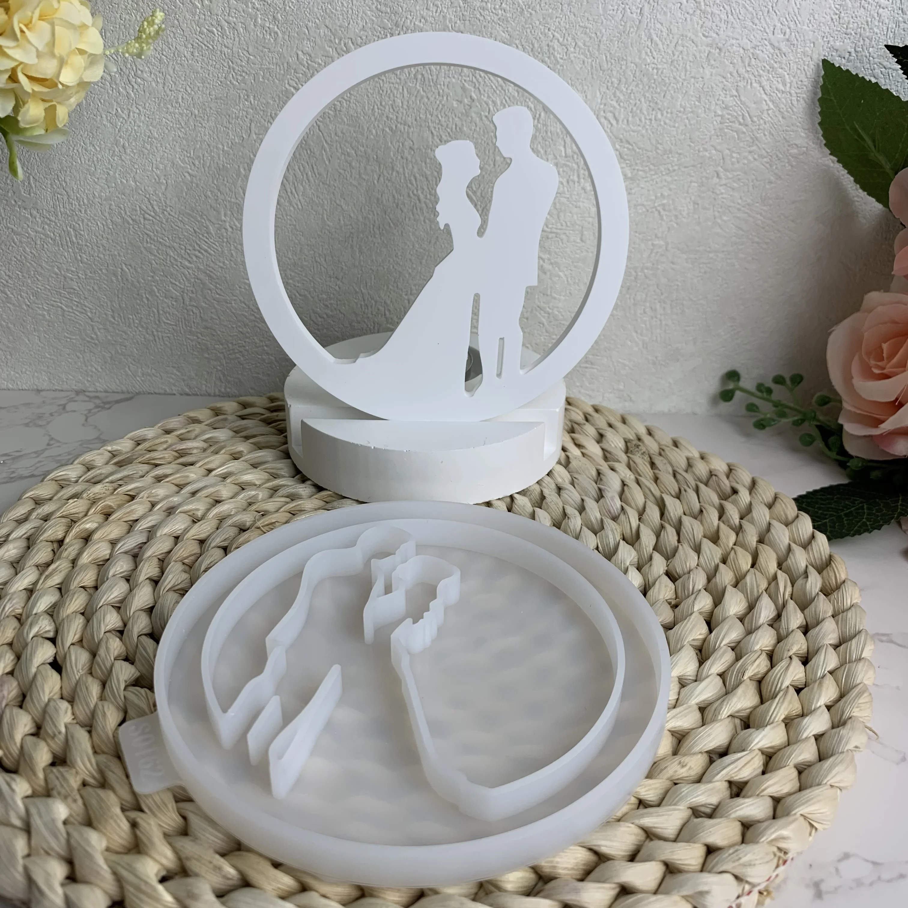 Silicone Mold Newlyweds In The Circle Plug-in Decorative Candlestick Plaster Mold Silicone Moulds Wedding Dress Newlywed Couple Gypsum Molds