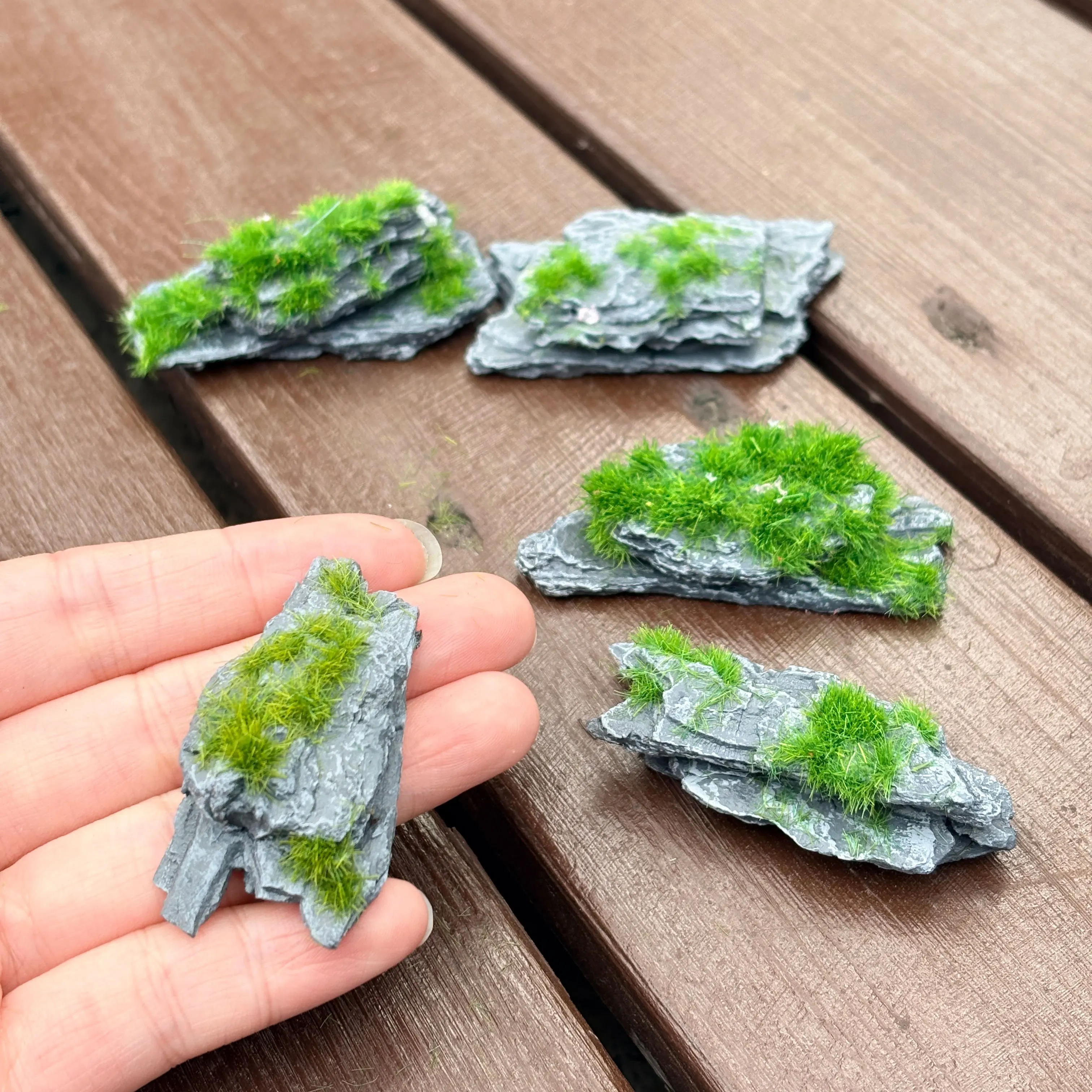 5 Stück zufällige Form, unregelmäßiger Simulationsfelsen für Mikrolandschaft, 4–6 cm Länge, Modell Waldfelsen, Außendekoration