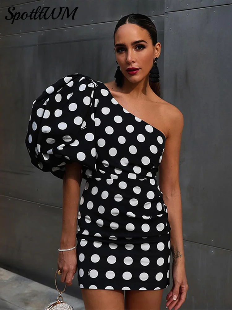 Mini vestido Maribel en satén negro salpicado de lunares rosas