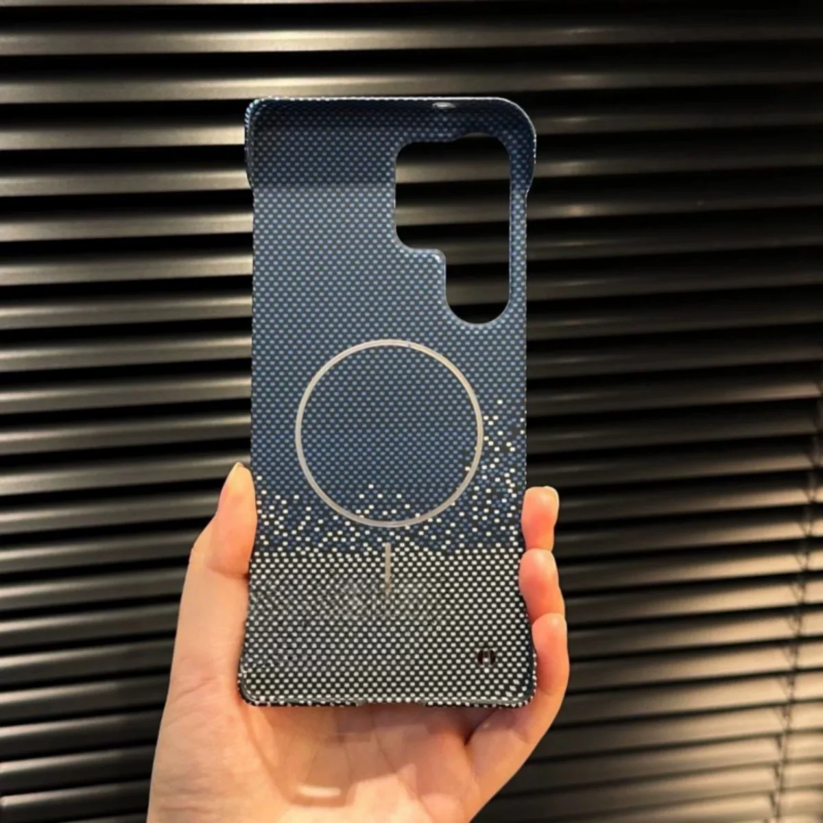 Slim Carbon Fiber Wireless Charging Case - Kevlar Texture Frameless Design
