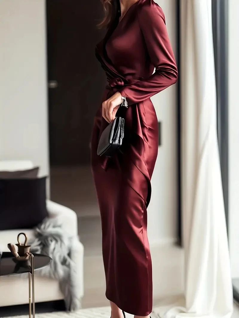 Robe dentelle rouge style Hepburn manches longues