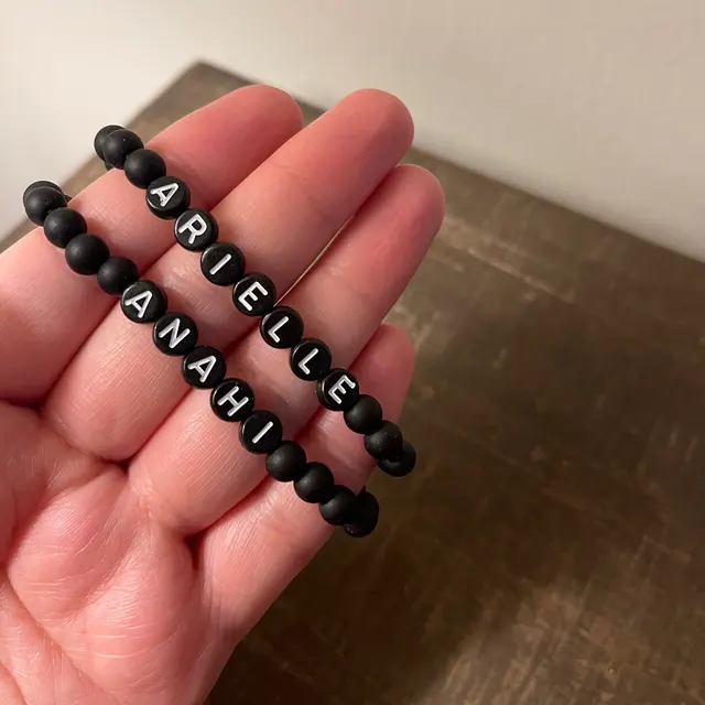 Bracelet de nom de perle noire mate, bracelet extensible de perles noires avec nom, perles de lettre noire, 1 pièce