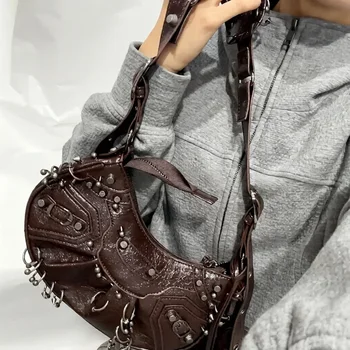  ﻿   2026 Borsa a tracolla moda nuova donna Borsa da moto con borchie corta stile vintage europeo Design a tracolla in materiale morbido