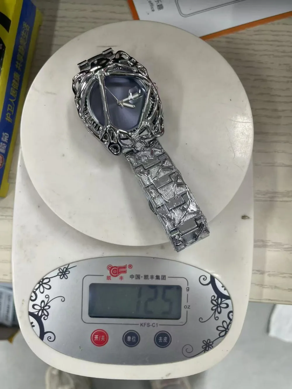 LENNIK Original-Uhr im Alabaster-Stil, europäisches und amerikanisches unregelmäßiges Design, beliebter High-End-Nischenuhr, heißer Verkauf – Detail 3