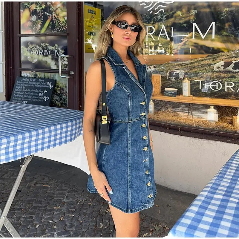Vestido corto vaquero sexy de corte A con escote en V profundo, sin mangas, de una sola botonadura, de cintura alta, estilo urbano vintage ajustado de verano 2025