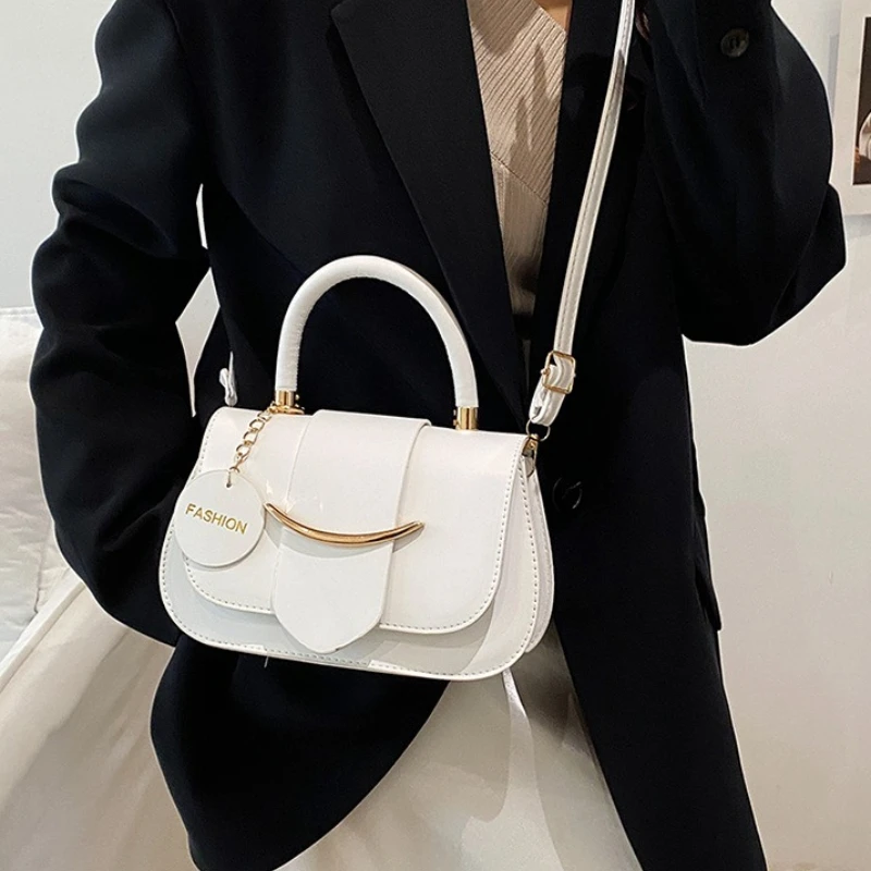 Women's crossbody bag, fashionable handbag made of synthetic leather with a retro design and a detachable shoulder strap, an elega...