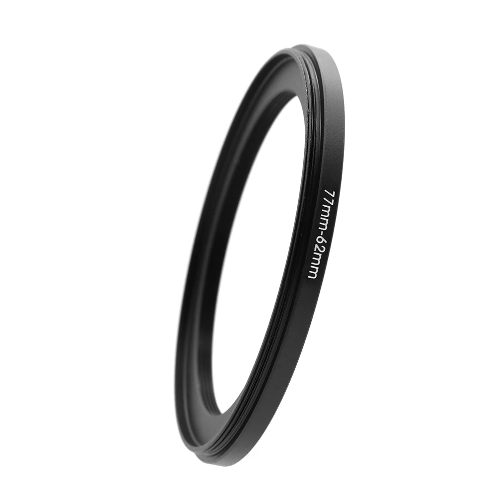 Bague d'adaptation pour filtre 77mm tenue entre les doigts, illustrant sa taille compacte