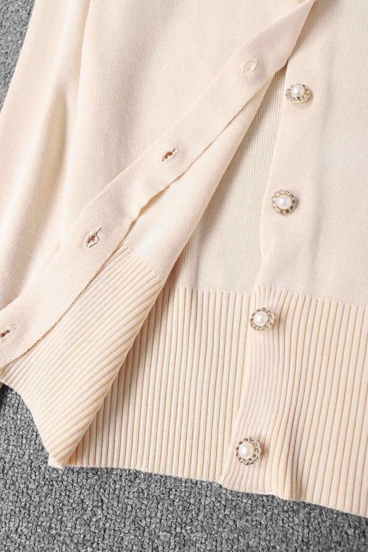 

2024Simple, clean and versatile cardigan
