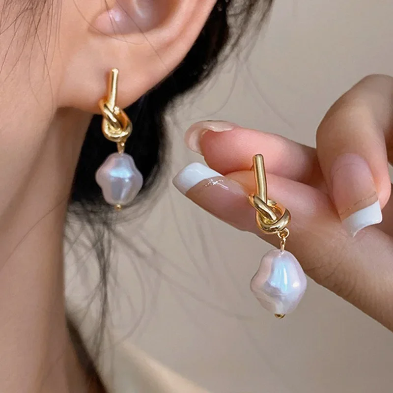 2023 New French Elegant Gold Color Bean Spliced Flat Pearl Earrings for Korean Fashion Jewelry Party Women's Sweet Accessories 2