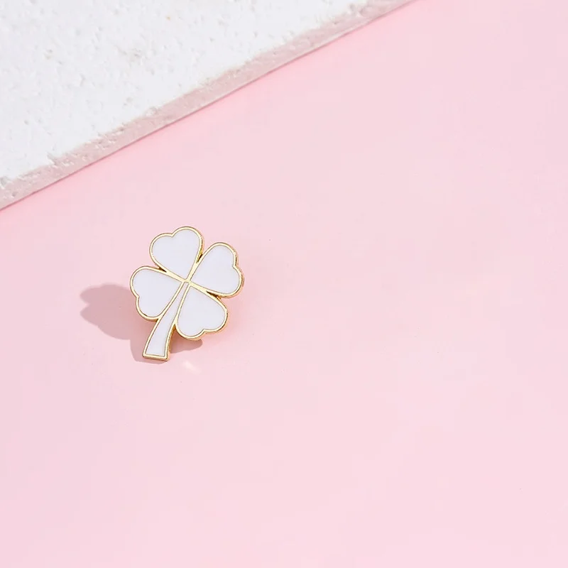 Four-leaf clover brooch alloy badge green plant buckle pin clothing bag