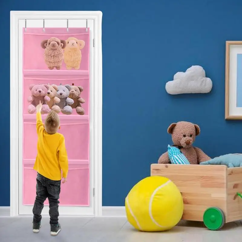 Chien Noir Allongé à Côté D'une Pile De Jouets Et D'animaux En Peluche Generative Ai | Photo Premium