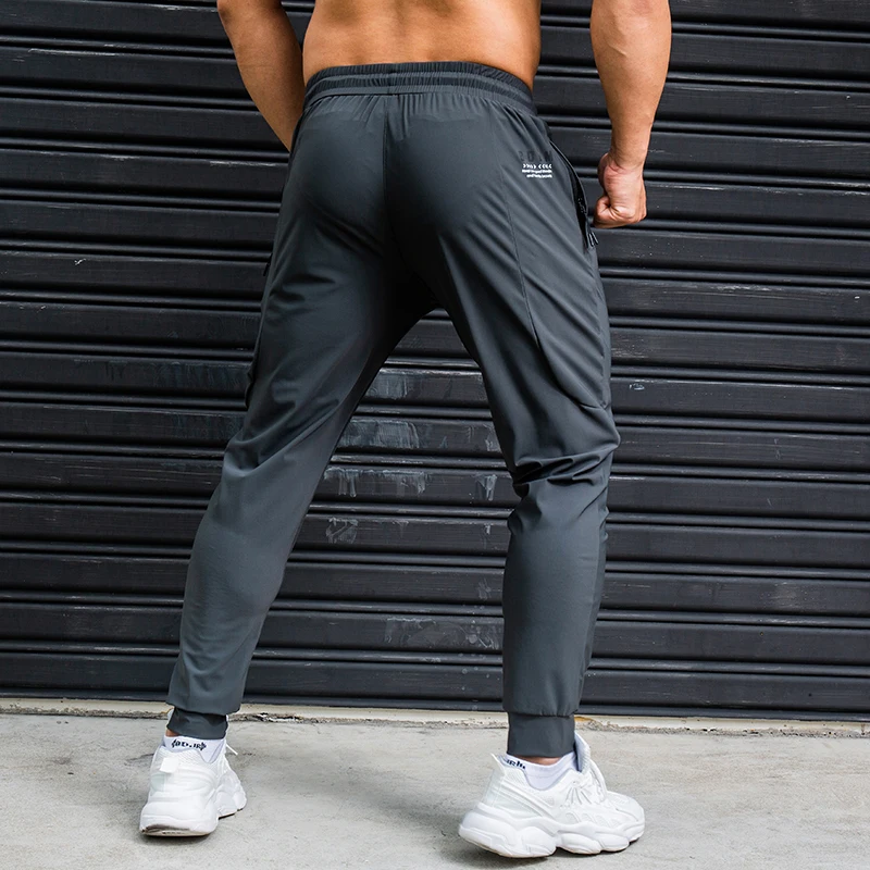 Nieuwe hardloopbroek voor heren van ijzijde met elastische, ademende strepen, sneldrogend, geschikt voor training, fitness en met ritszakken. Geschikt voor de sportschool._voghion.com