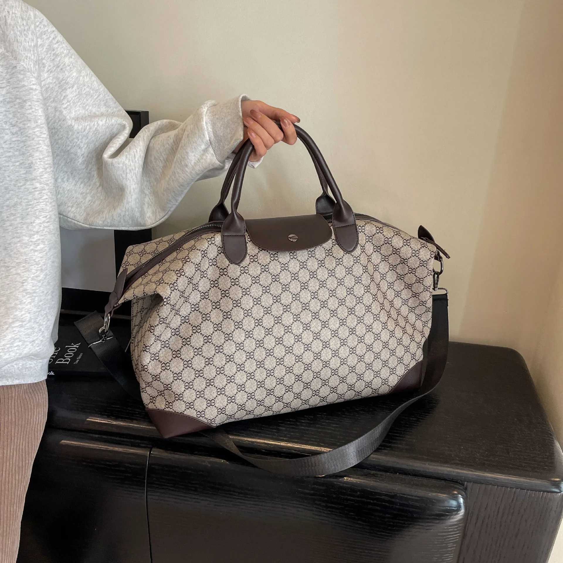 حقيبة سفر ذات سعة كبيرة، بالإضافة إلى حقيبة يوجا خ...