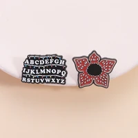 Broche en émail série TV américaine horreur science-fiction, fleurs de cannibale rouge, lumières de noël, broches de tasse, Badge à revers, bijoux cadeaux 2