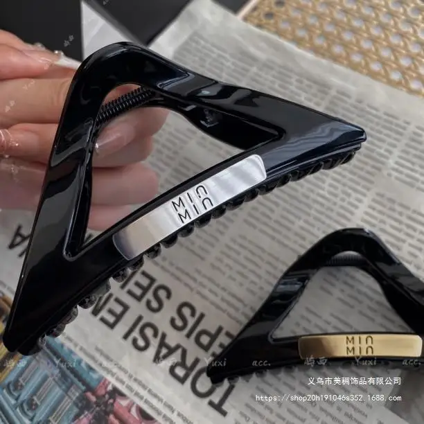 Melard style niche design with simple letters and black hair clip