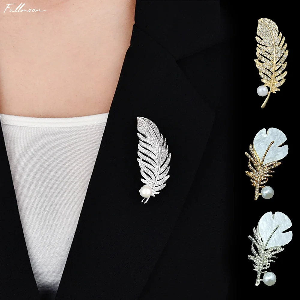 

Luxury Crystal Feather Pearl Brooches Metal Suit Pins Fashion Clothing Accessory Jewelry For Women Men Wedding Bridal Party