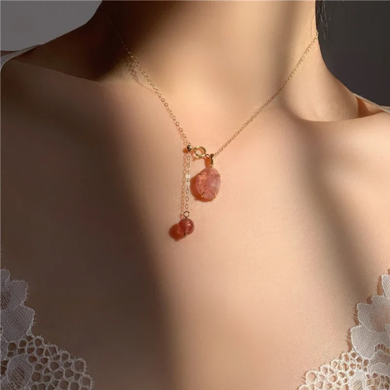 

Natural Strawberry Crystal Irregular Pendant Necklace with Small Design Collar Chain Chains Necklaces Classic O-chain