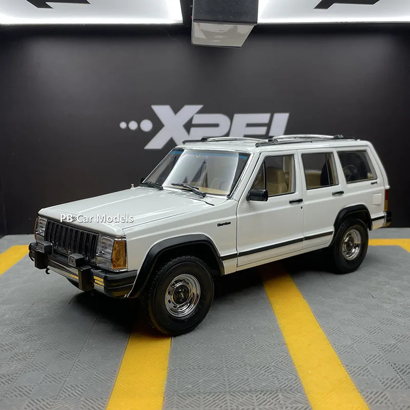 

Original 1:18 car model Little Cherokee 2500 Cherokee heavy case six sets of gifts