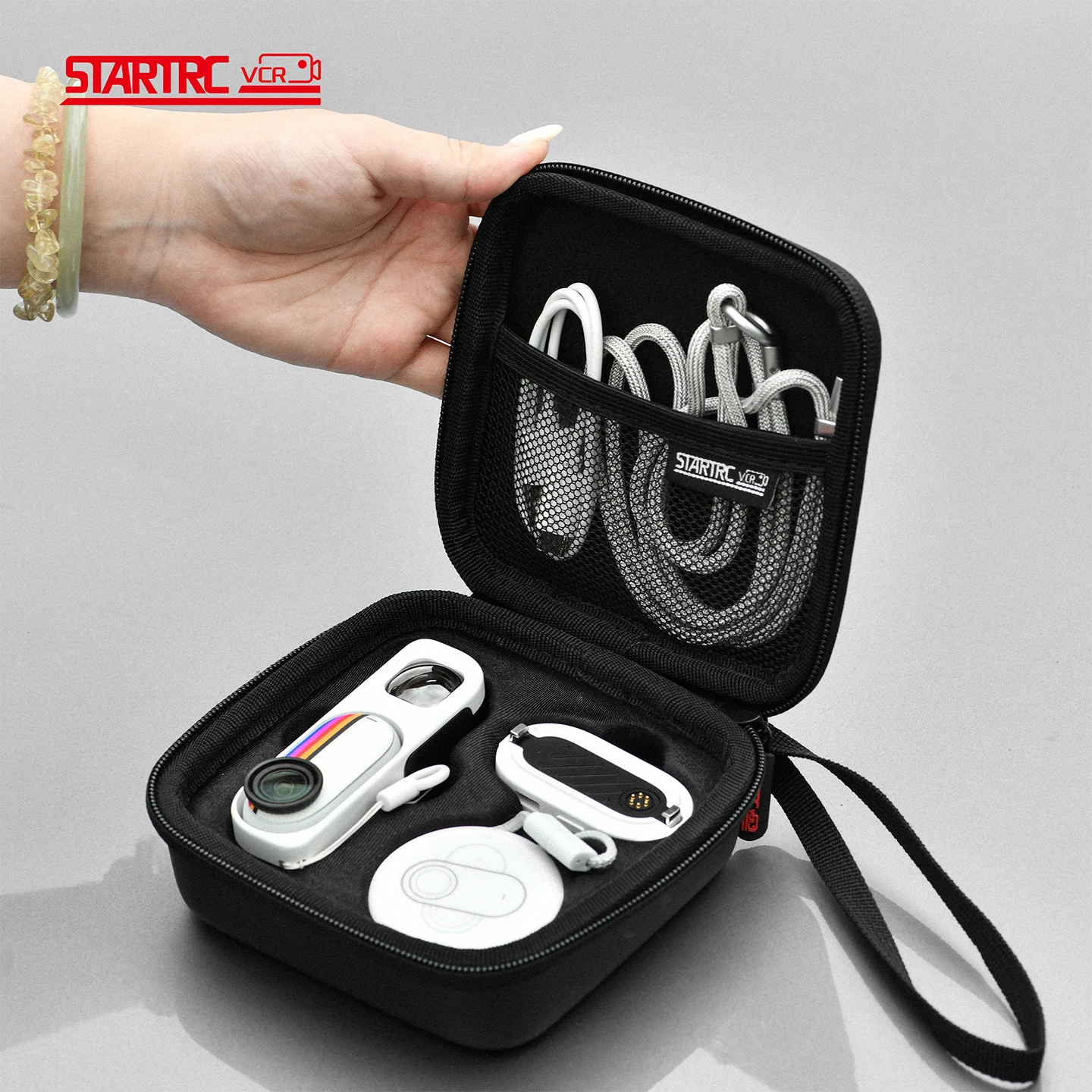 Étui de transport pour caméra 360° ouvert montrant la mousse intérieure découpée pour accueillir la caméra et accessoires.