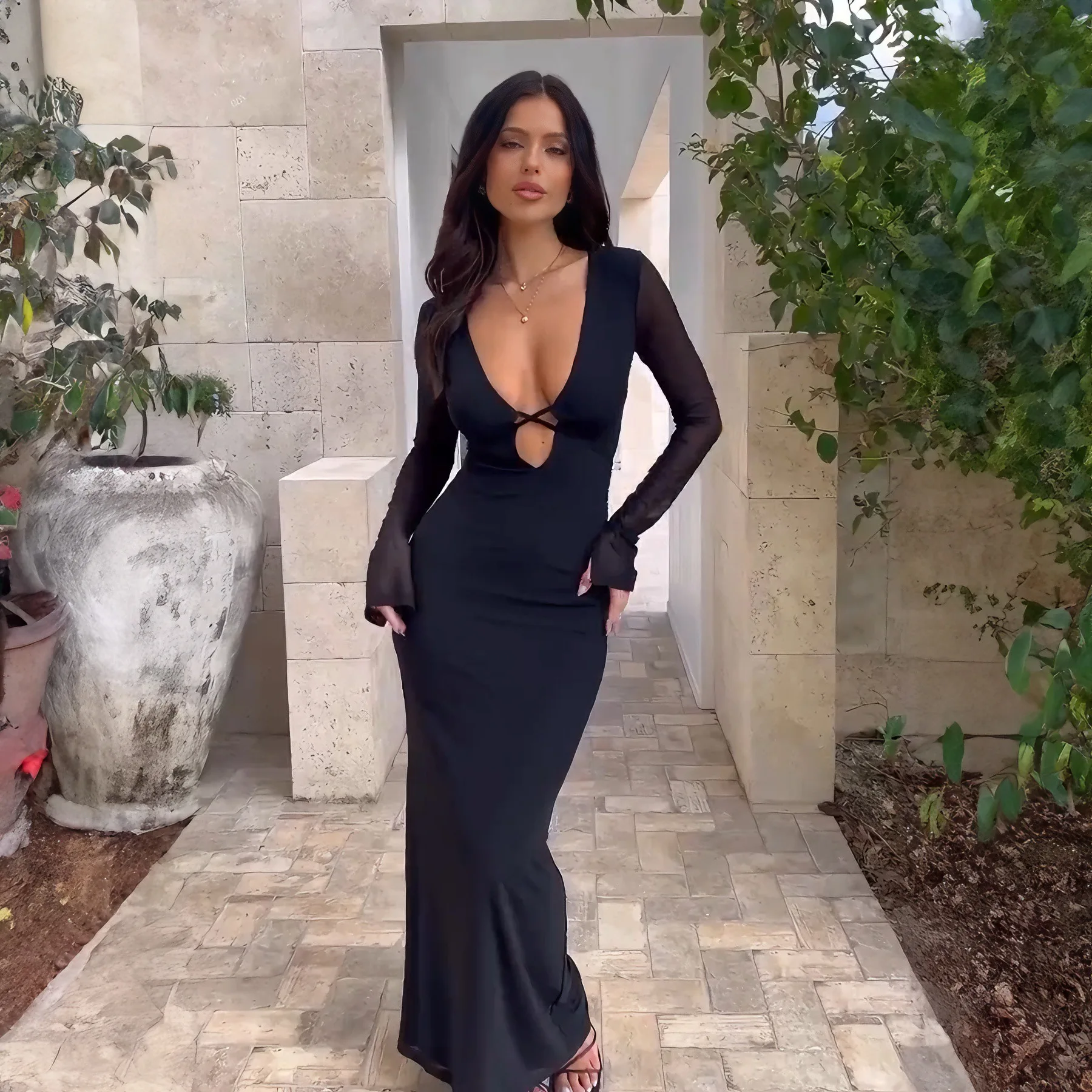 Vestido largo de malla con encaje y aberturas - Elegante vestido de fiesta con escote en V y banda elástica