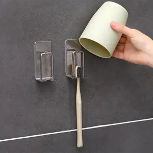 Soporte creativo para cepillo de dientes, estante montado en la pared sin  perforaciones, ahorro de espacio, colgador de taza de enjuague bucal,  accesorios de baño - AliExpress