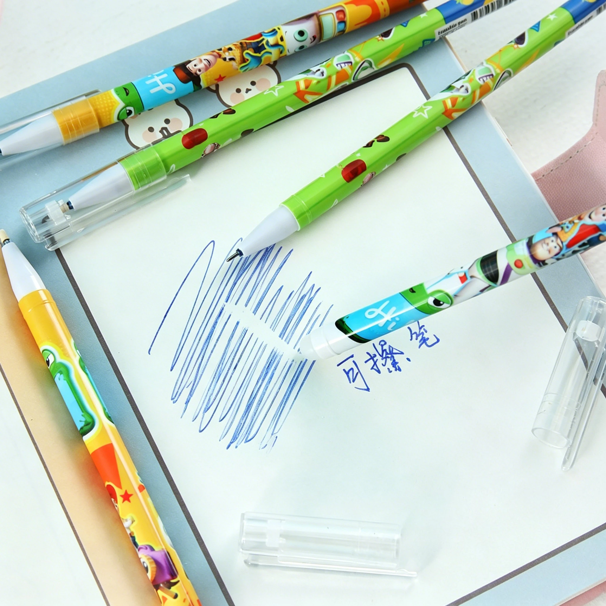 Novità! Set di Penne Toy Story 5, 12/24 Pezzi, Penne Gel Cancellabili con Punta Fine 0.5mm, Inchiostro Blu, Cancelleria per Scuola e Ufficio, Regalo di Compleanno per Studenti - immagine 5