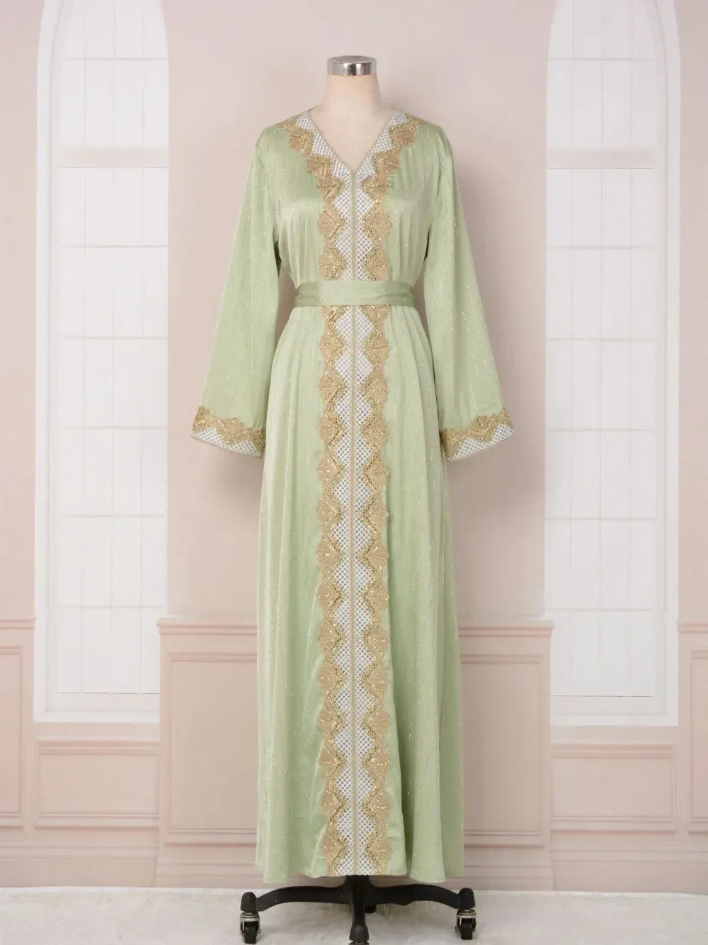 جلابية أخضر نعناعي طويلة بتفاصيل تطريز أمامية