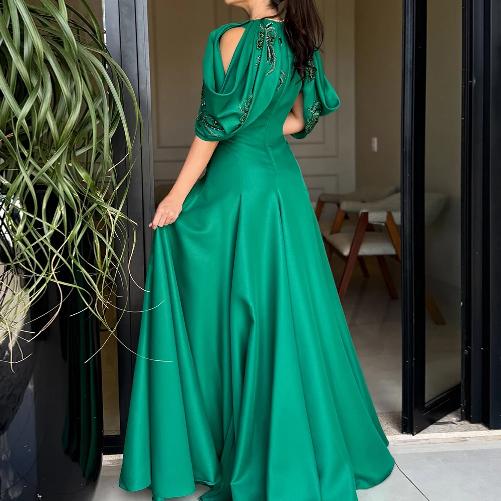 فستان أخضر بتطريز فاخر وكاب أنيق