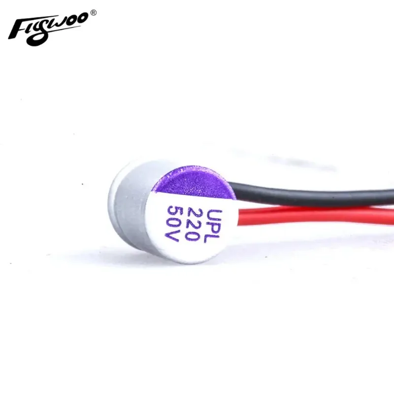 Condensateurs électrolytiques 35V 470µF pour RC, gros plan sur les broches et le boîtier cylindrique.