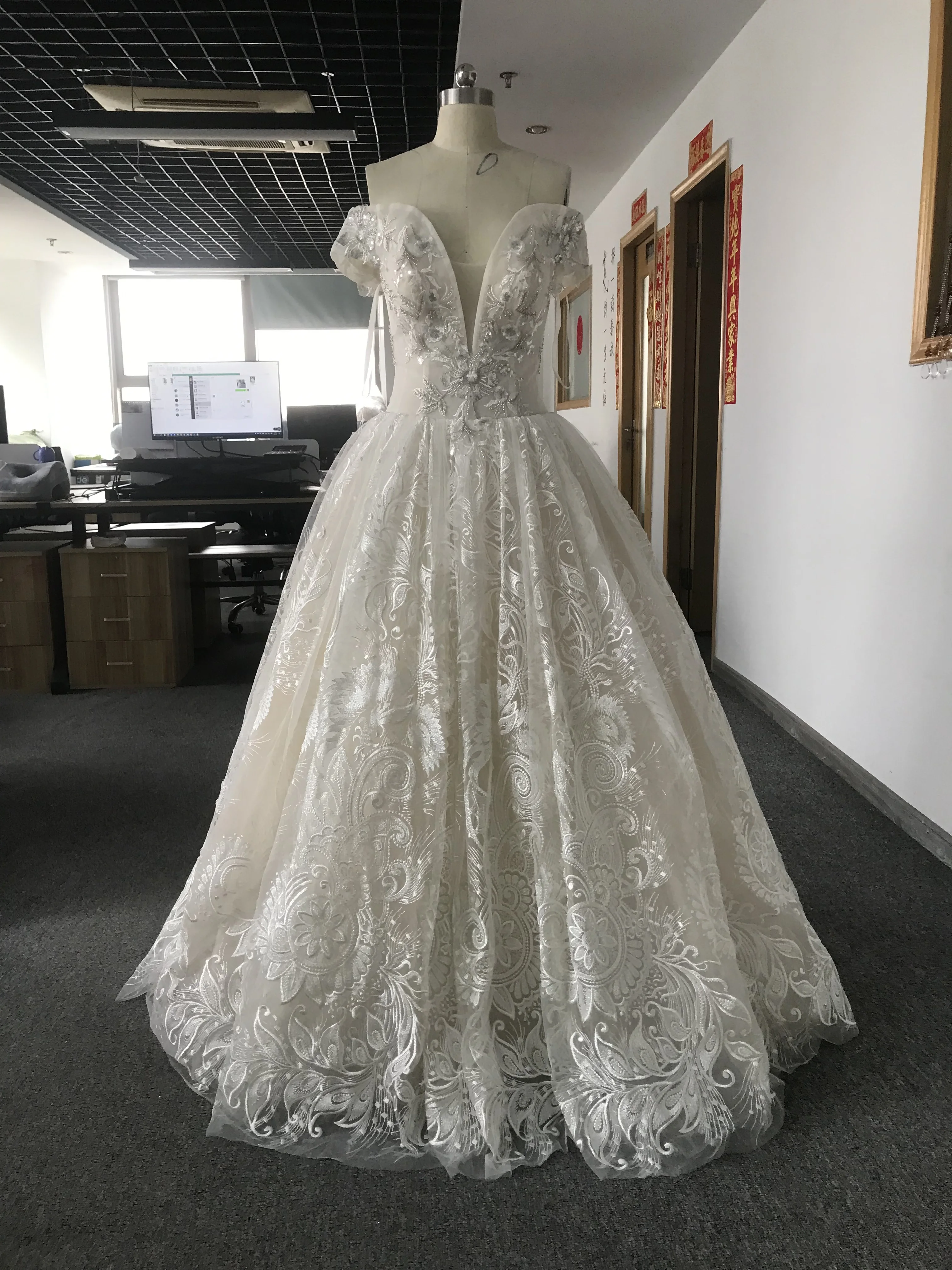 

CloverBridal Ball Gown Beaded Lace Wedding Dresses for Women 2023 Off-The-Shoulder Ready-To-Ship Discount robe de mariée MY013