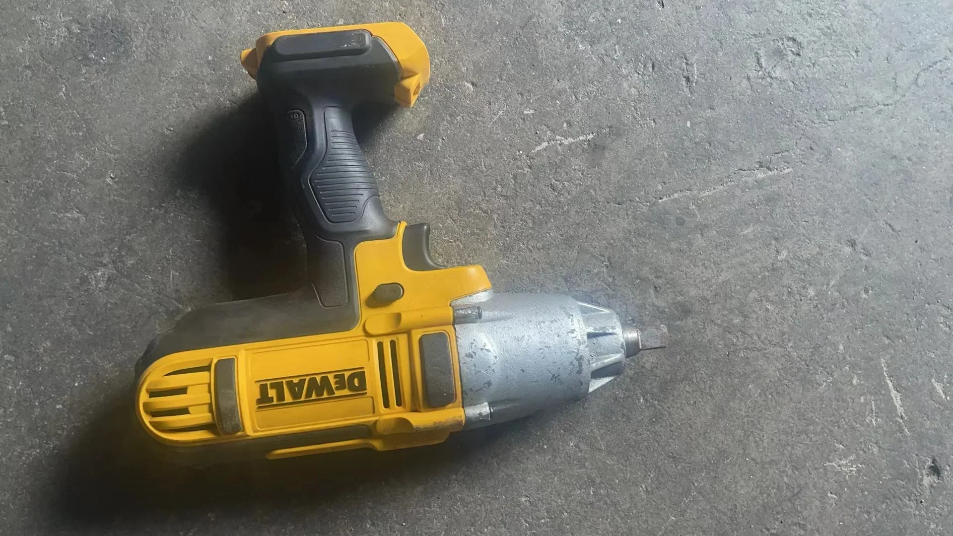 

Б/у ударный гайковерт DeWALT DCF889, макс. 20 в, 1/2 дюйма, только инструмент.