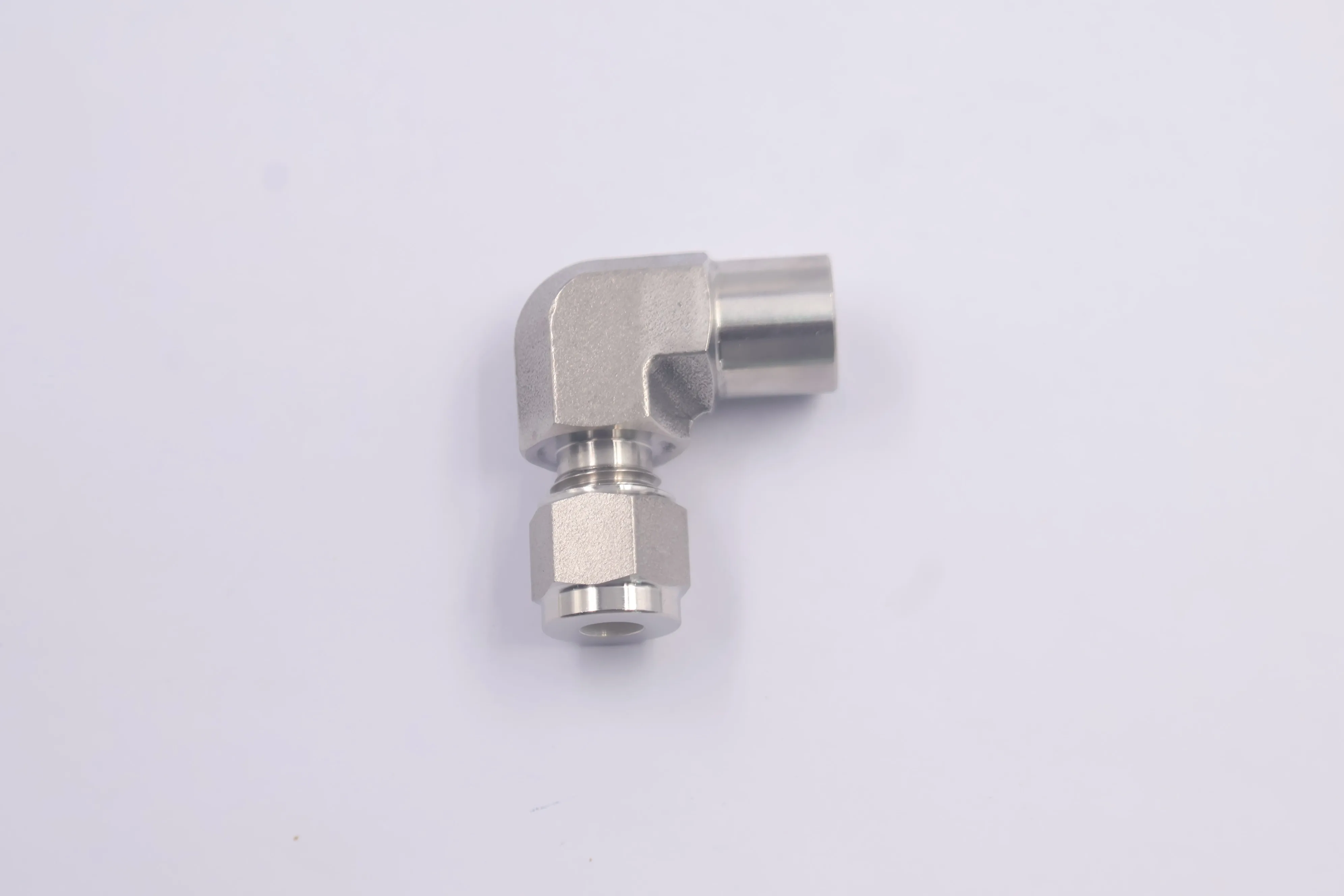 SS-10M0-8-4, Stainless Steel Tube Fitting, Female Elbow, 10 mm Tube OD x 1/4 in. Female NPT, Can Combination with Swagelok