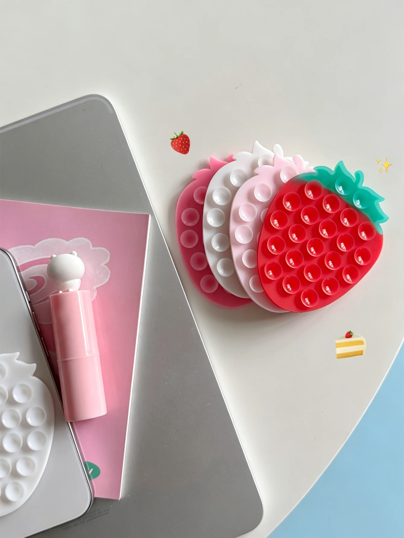 1 simpatico adesivo per telefono a forma di fragola, a doppia faccia, da 23 pezzi, ispessito e antiscivolo, power bank, adesivo per la parte posteriore della custodia del telefono, ventosa in silicone - specifico per selfie e riprese video, forte presa, adatto alla maggior parte dei telefoni - supporto in silicone resistente con superficie liscia e adesiva, adatto per attaccare al vetro dell'auto, per l'uso sotto la doccia, strumento ideale per la registrazione video e la fotografia, accessorio per telefono, ottima idea regalo per ragazze! - immagine 6