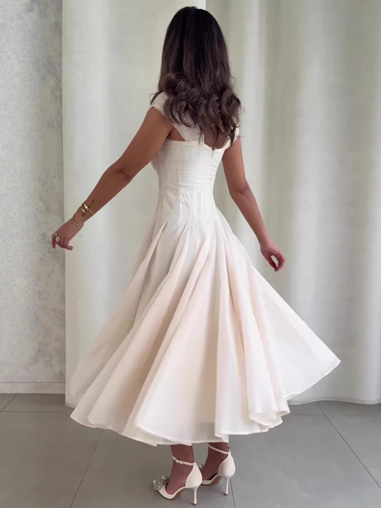 فستان أوف وايت بتصميم واسع أنثوي