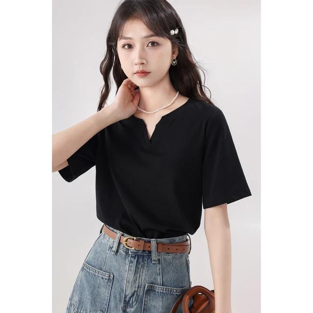 Zhang 소다의 블랙 V-neck 티셔츠는 여름에 완벽한 스타일과 편안함을 제공합니다.