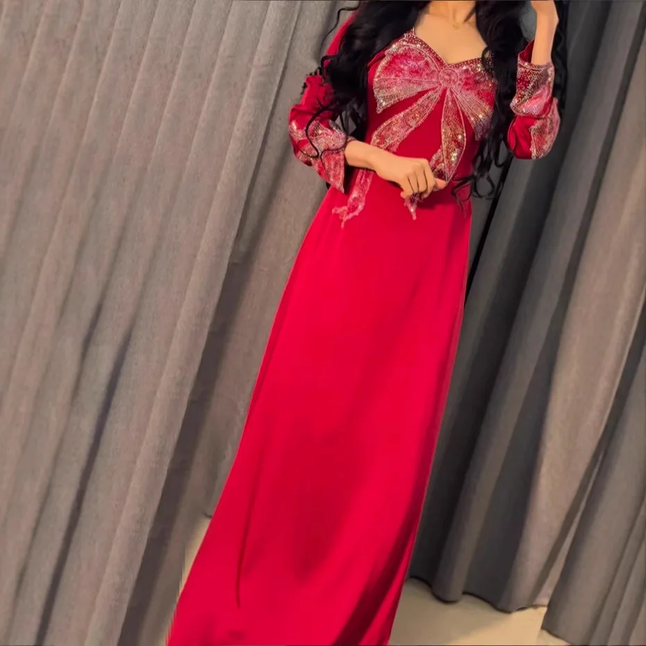 جلابية ساتان بتفصيلة فيونكة لامعة