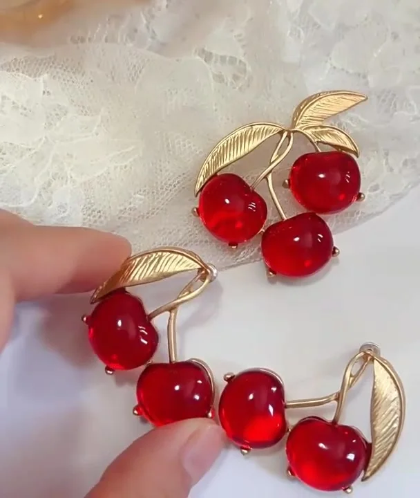 HUANZHI металлические серьги-гвоздики из красной смолы в виде вишни для женщин милые элегантные винтажные индивидуальные нестандартные ювелирные изделия осень 2023