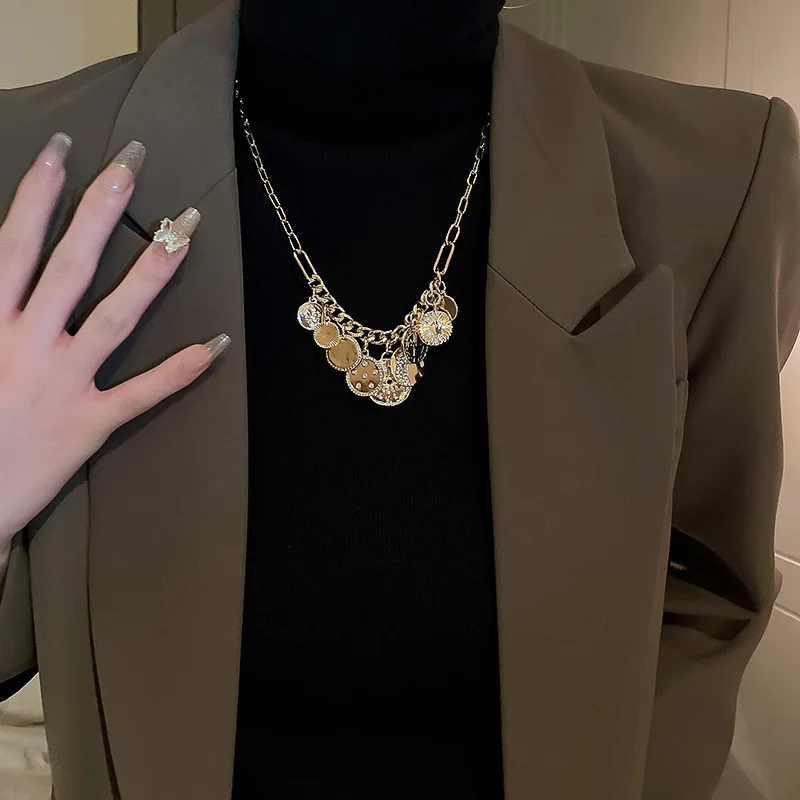 

Punk Rhinestone Portrait Eye Circular Pendant Necklace for Women Light Luxury Temperament Sweater Chain Jewelry